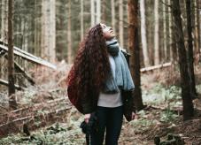 Eine Frau im Wald - Wald geerbt